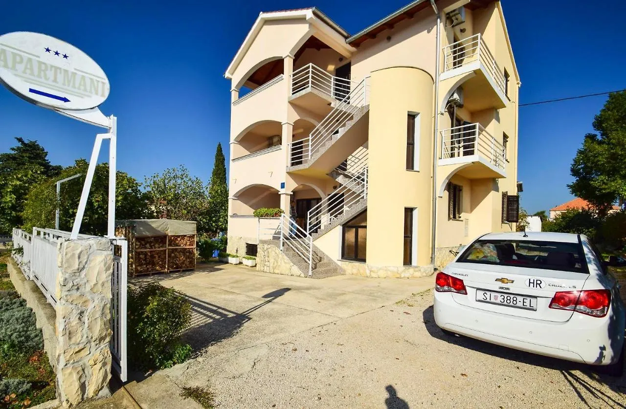 Apartments Marko 527 Drage 3*,