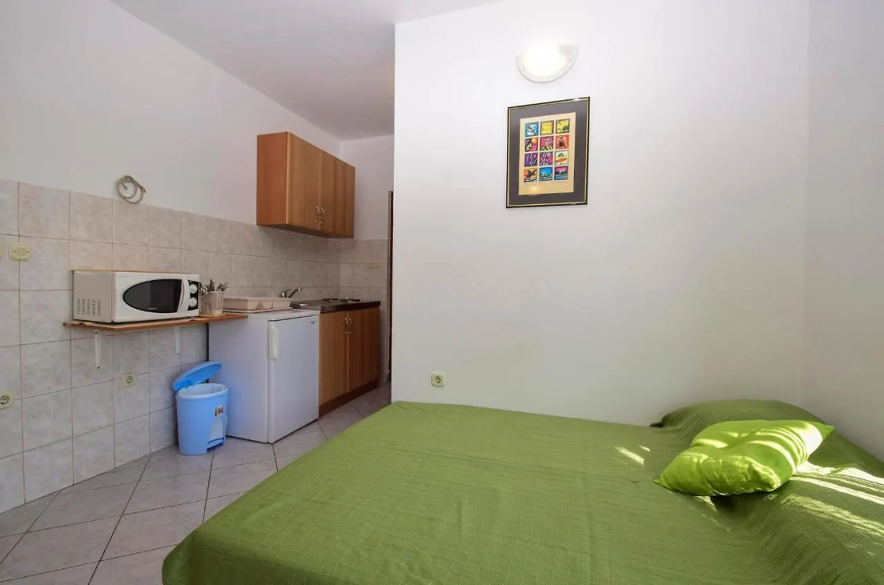 Apartments Marko 527 Drage 3*,